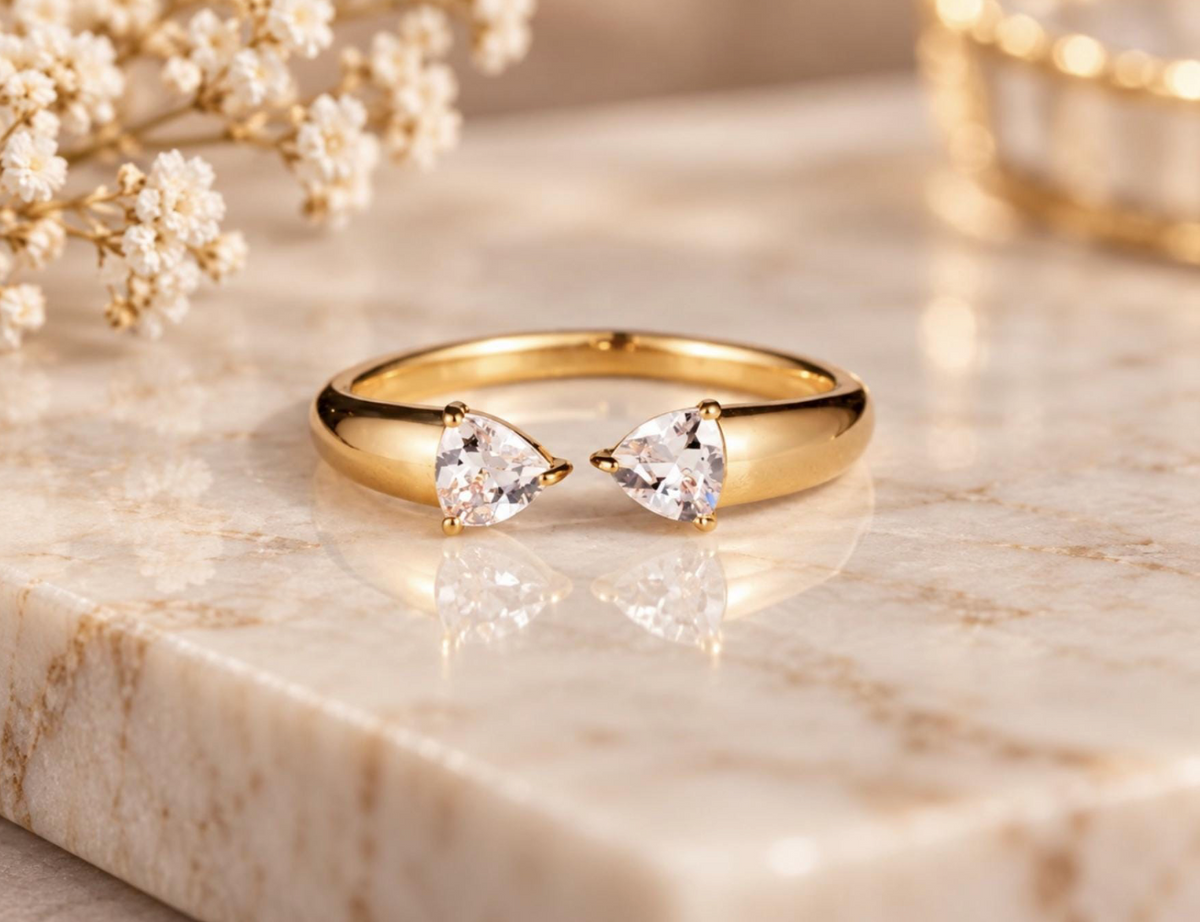 Bague Aube plaquée or – deux zircons, poser sur marbre