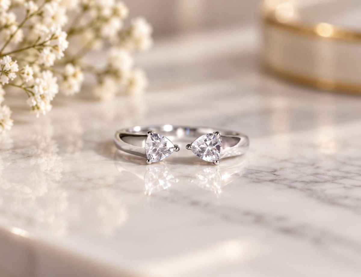 Bague Aube argentée – deux zircons, poser sur marbre