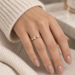Bague Aube plaquée or – portée au doigt, vue lifestyle