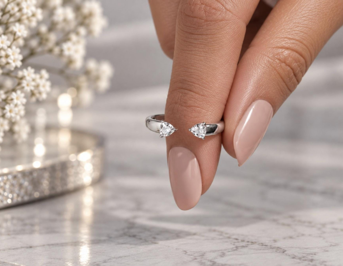 Bague Aube argentée – tenue en main, vue lifestyle