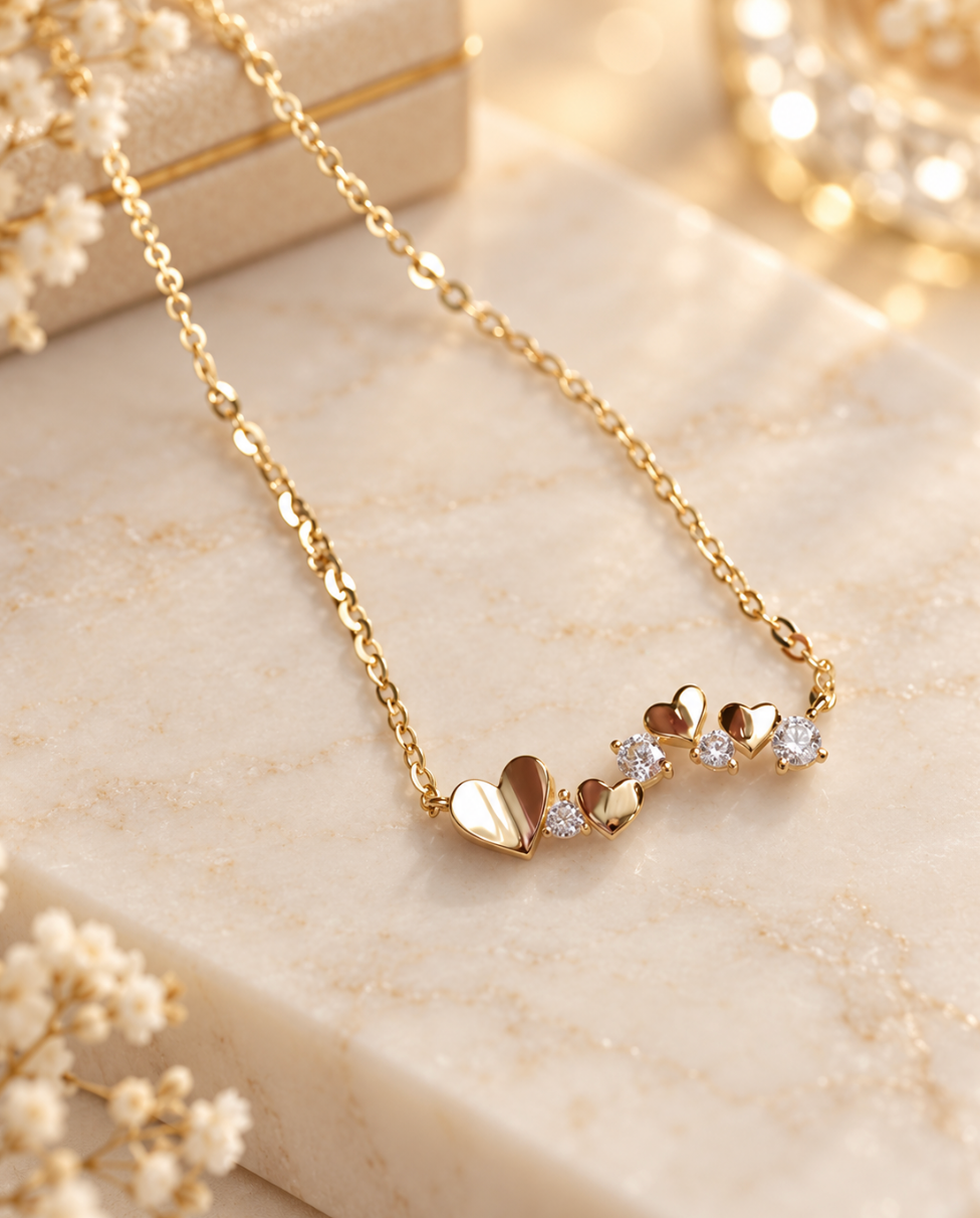Pendentif du collier Amorette avec cœurs dorés et pierres scintillantes