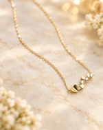 Collier Amorette doré porté en accumulation