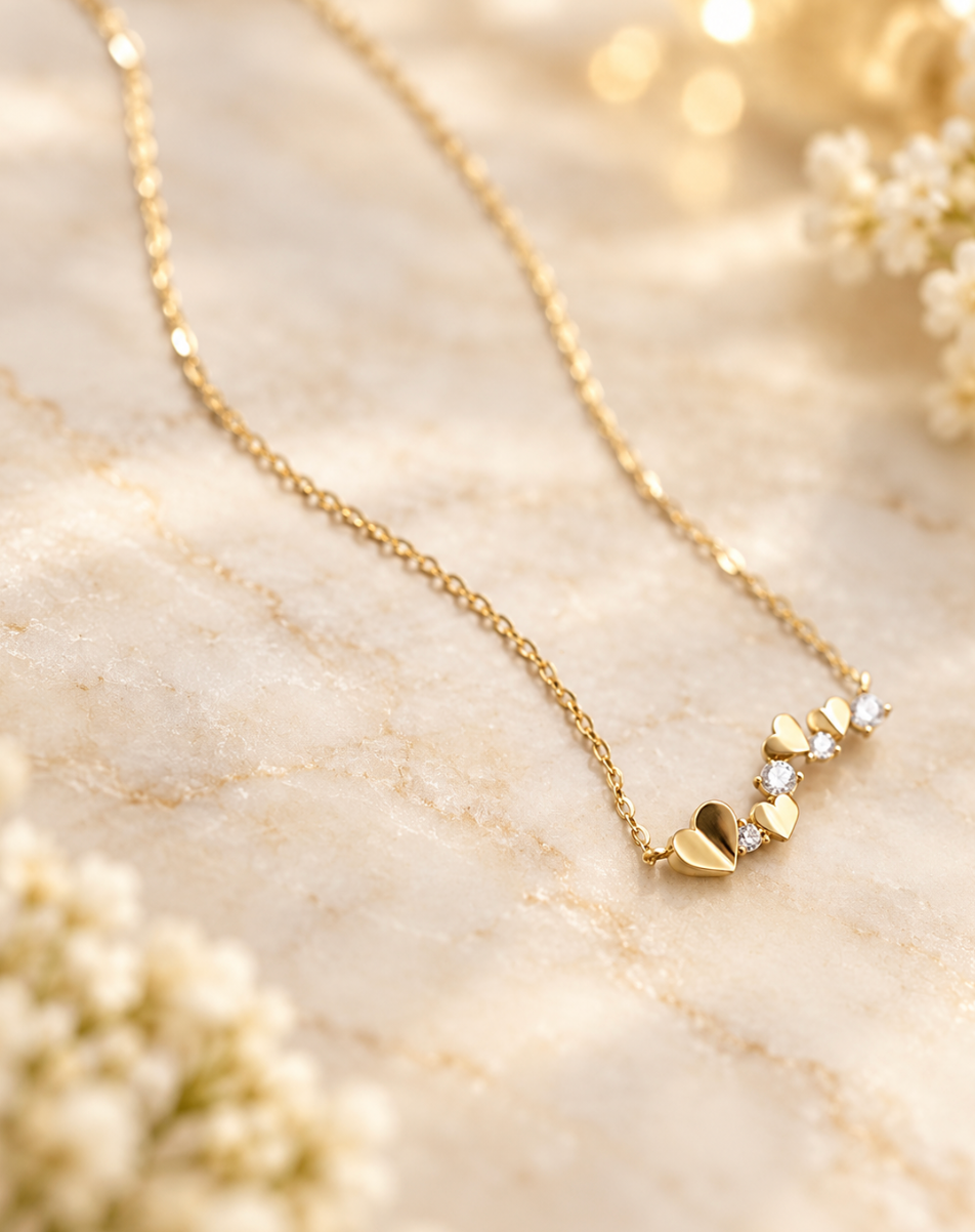 Collier Amorette doré porté en accumulation