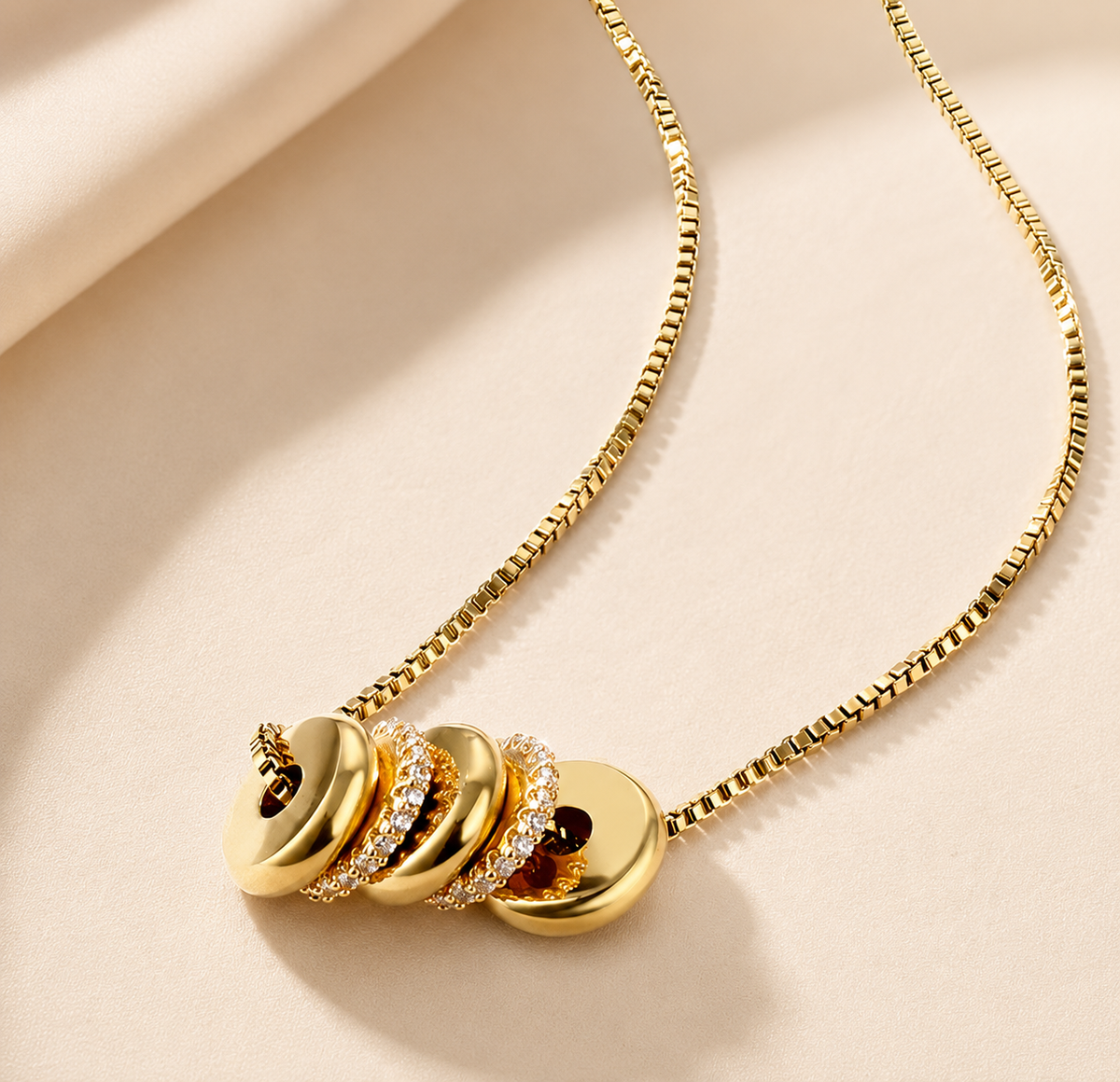 Collier Anella 5 anneaux – vue produit sur fond crème