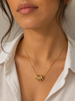 Collier Anella 5 anneaux – porté sur mannequin