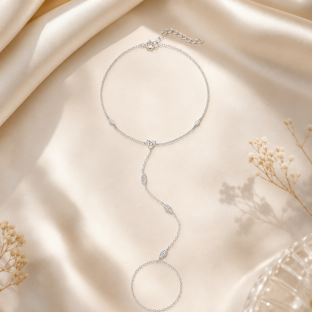 Bracelet-bague Solyne finition platine – vue à plat sur fond satiné