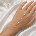 Bracelet-bague Solyne finition platine porté sur la main