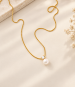 Collier DIVINE plaqué or 18 K avec pendentif perle porté par une femme