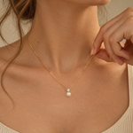Collier doré DIVINE avec perle blanche porté au cou