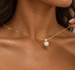 Collier DIVINE plaqué or avec pendentif perle présenté sur fond clair