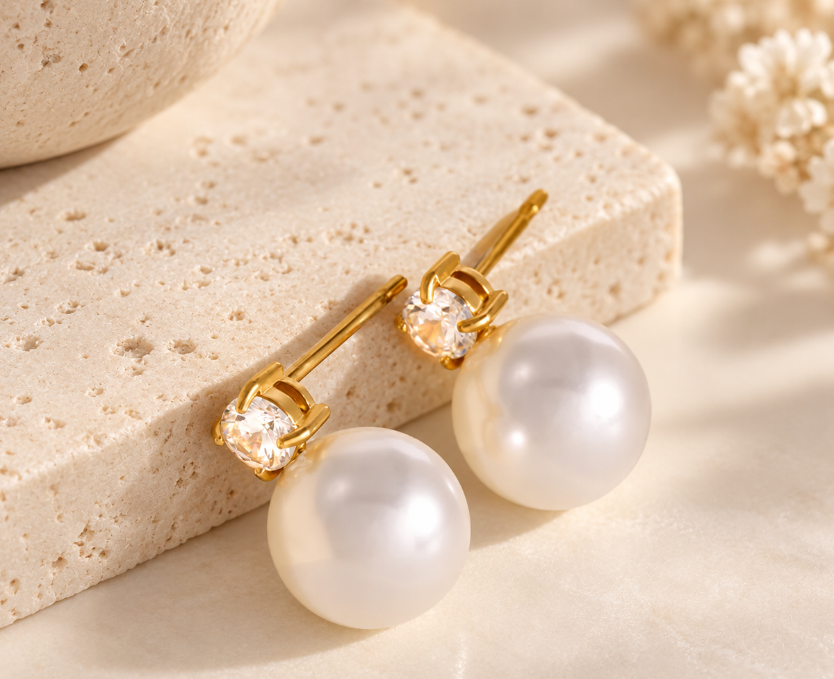 Boucles d’oreilles DIVINE dorées avec perles blanches et zircon