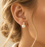 Boucle d’oreille puce DIVINE avec perle blanche et zircon portée