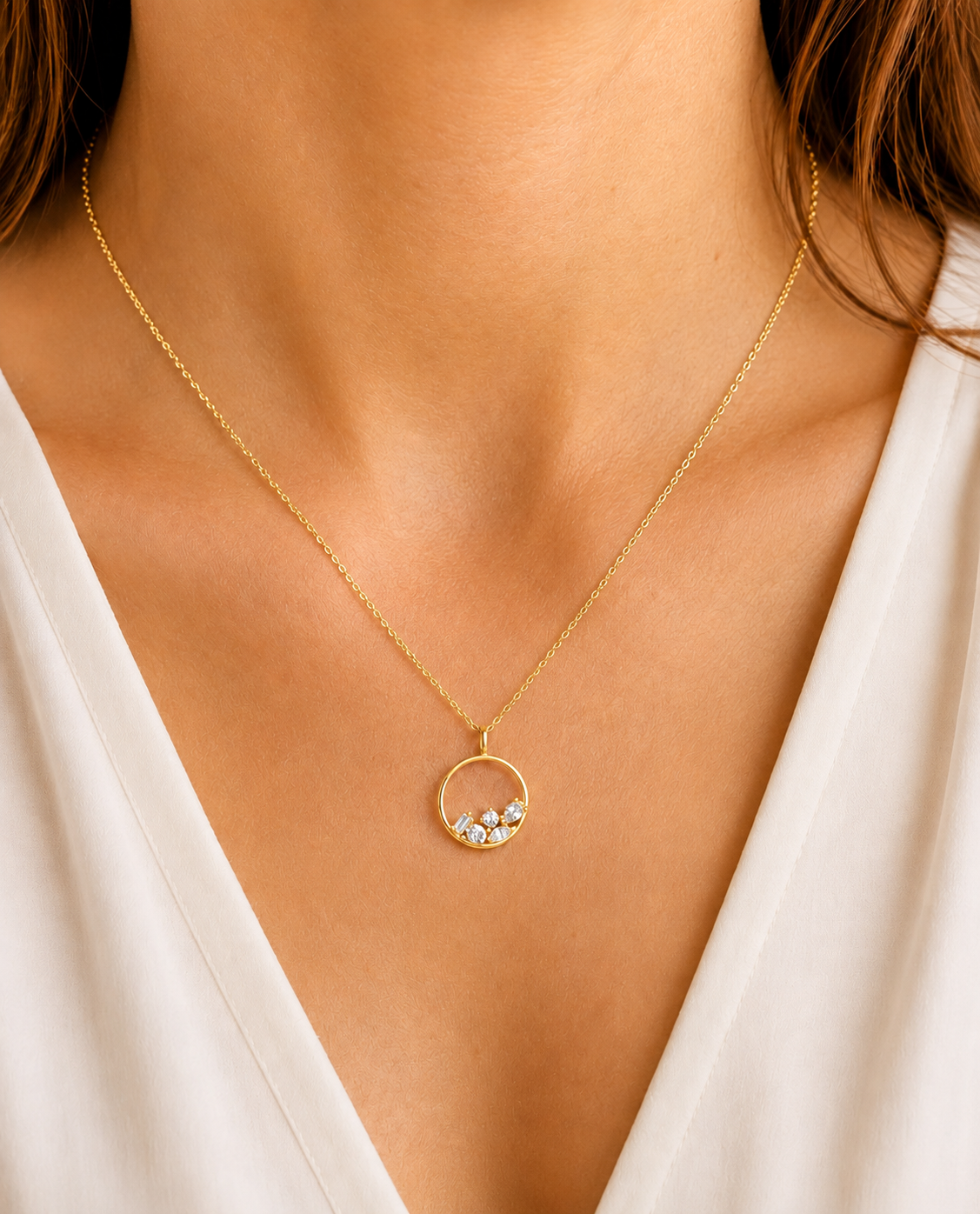 Lueur d'Or – collier porté au décolleté, vue lifestyle
