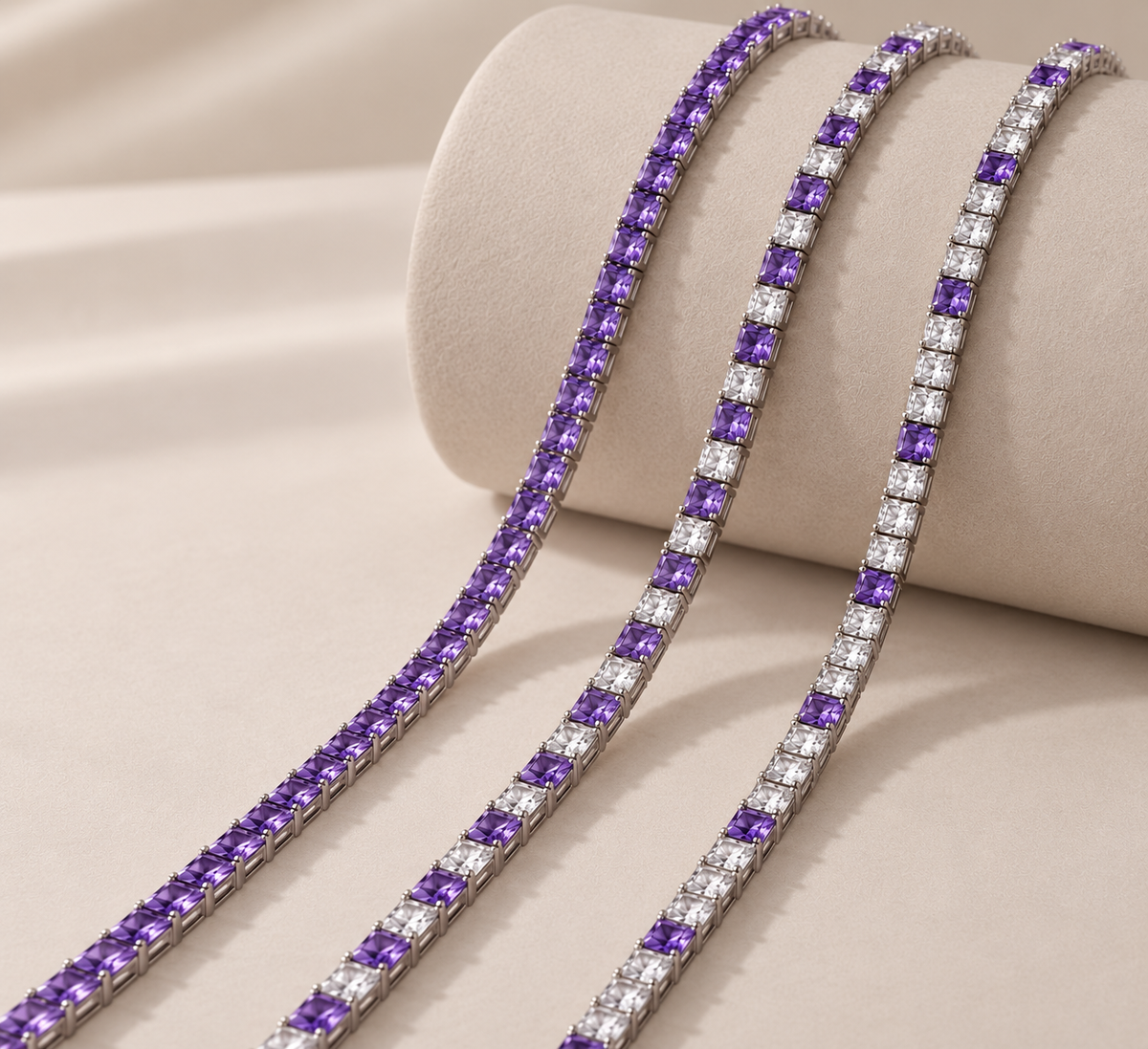 Bracelet tennis argenté serti de zircons violets carrés