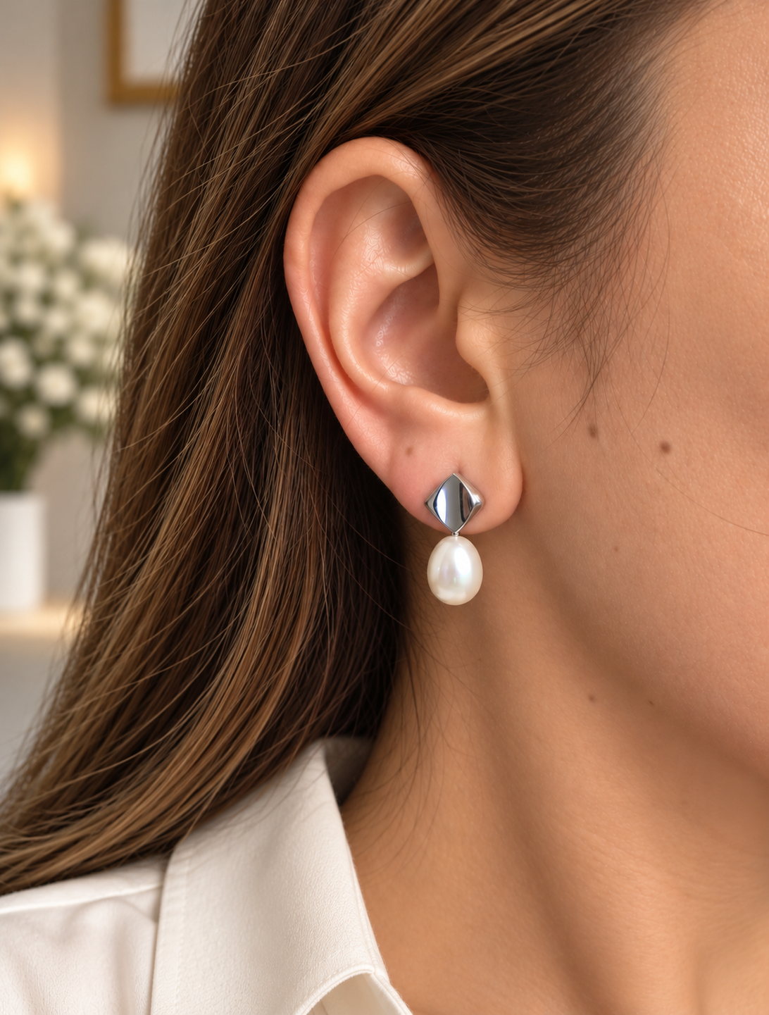 Boucle d’oreille Ysé argentée avec perle de culture portée