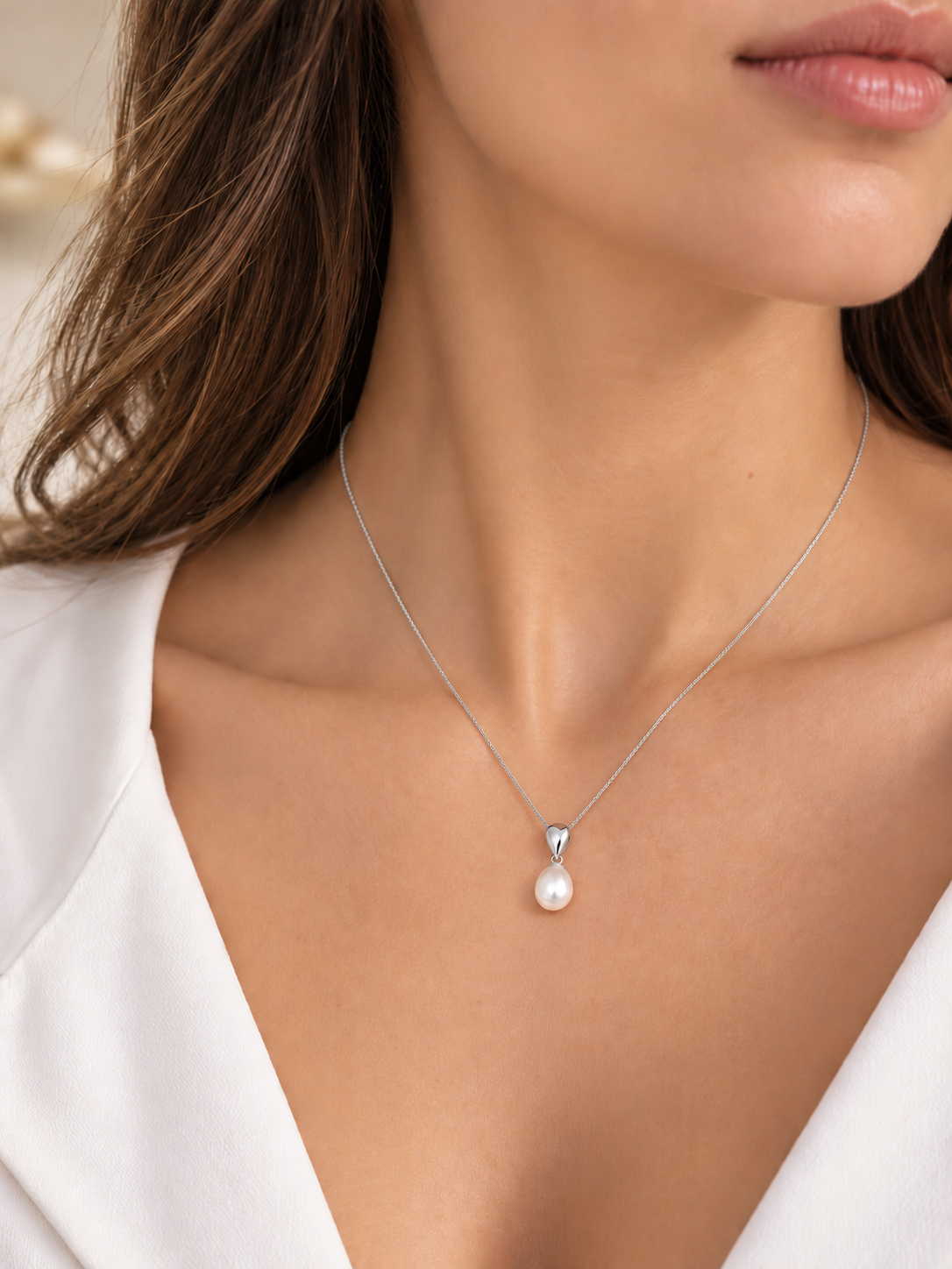 Collier Loulou en argent 925 avec perle de culture porté au cou