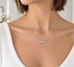 Collier Destiny porté en superposition – version or