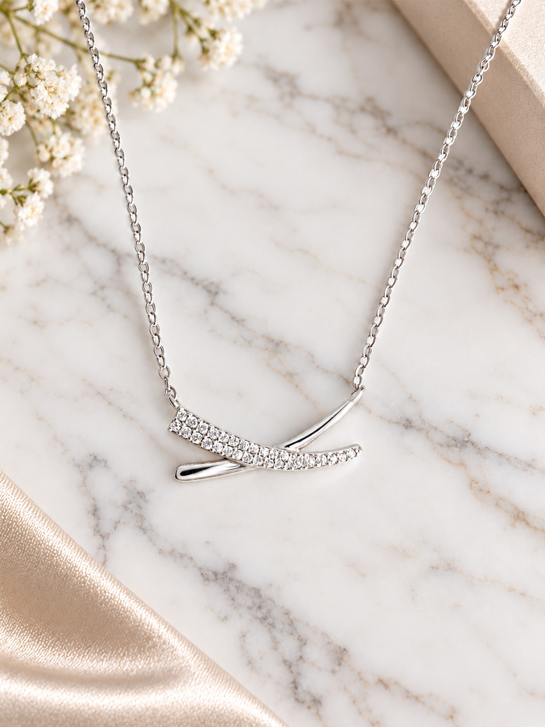Collier Destiny sur marbre – version or