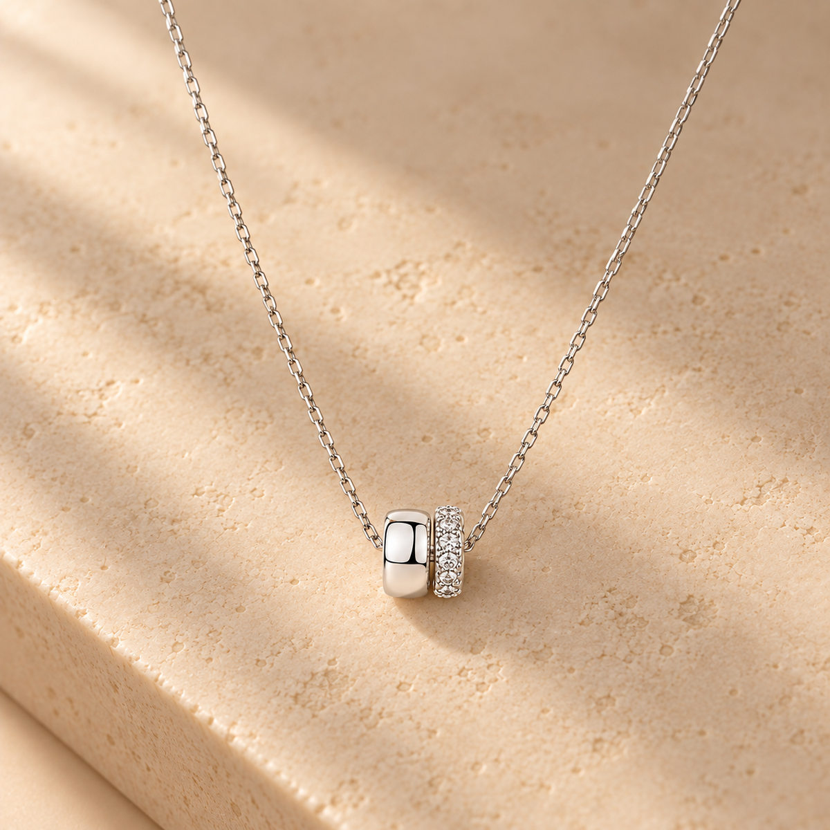 Collier Évidence Duo Pavé sur marbre – version platinum
