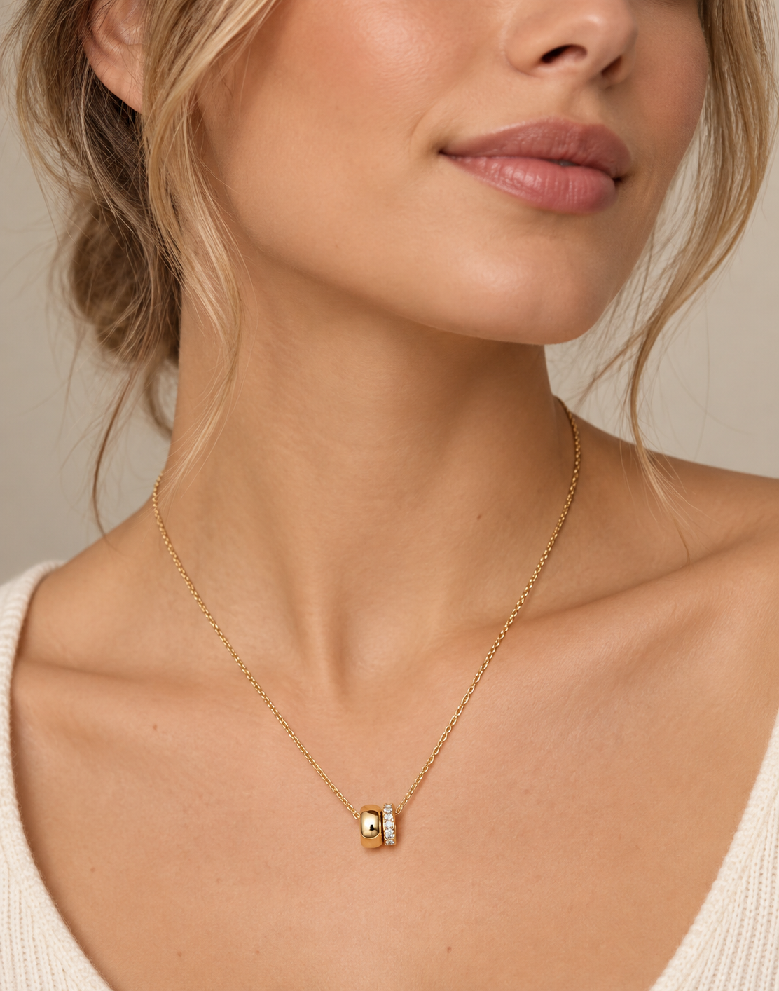 Collier Évidence Duo Pavé porté – version plaqué or 18K