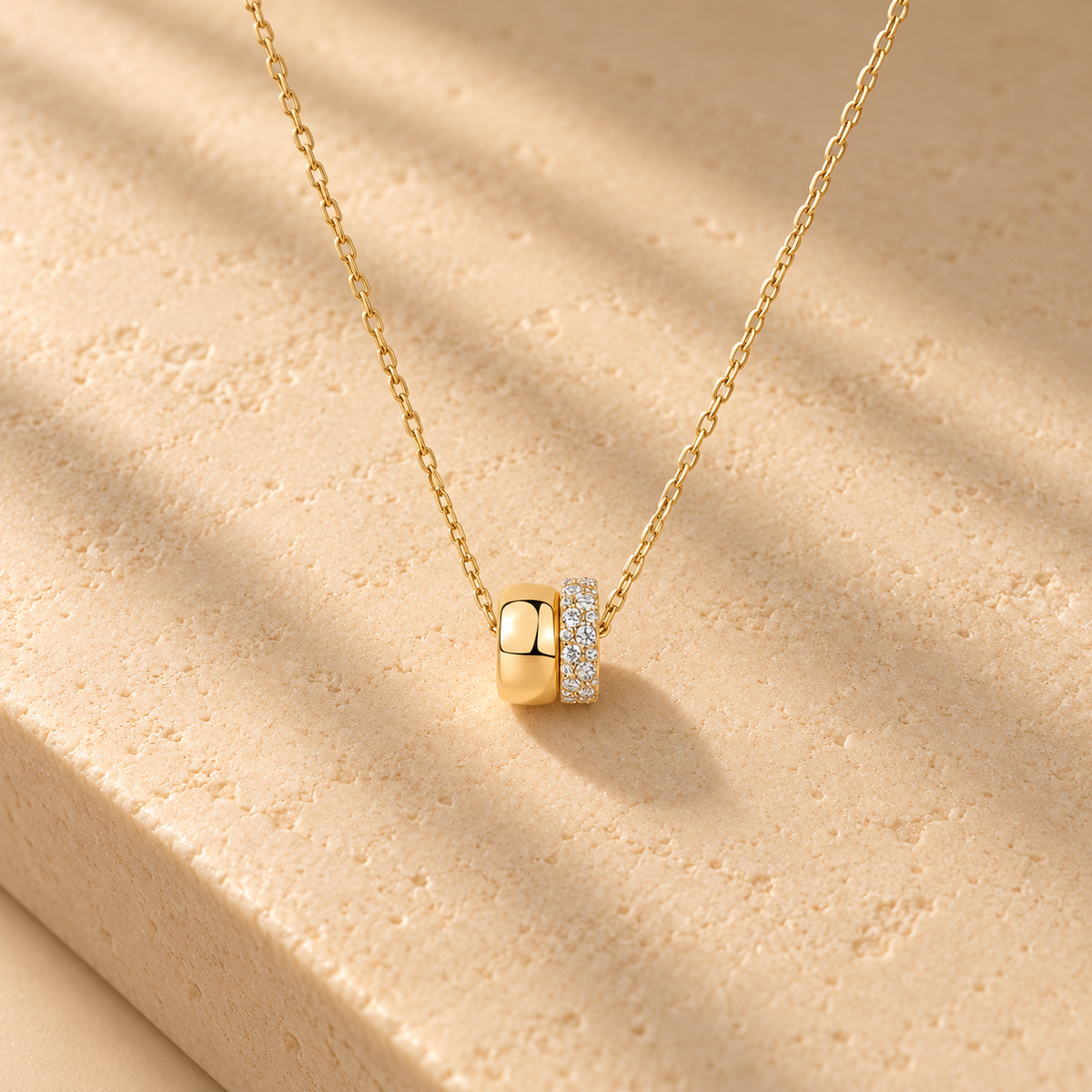 Collier Évidence Duo Pavé sur marbre – version plaqué or 18K