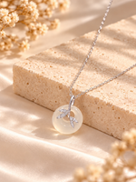 Collier Alba avec pendentif blanc et motifs de feuilles sur travertin