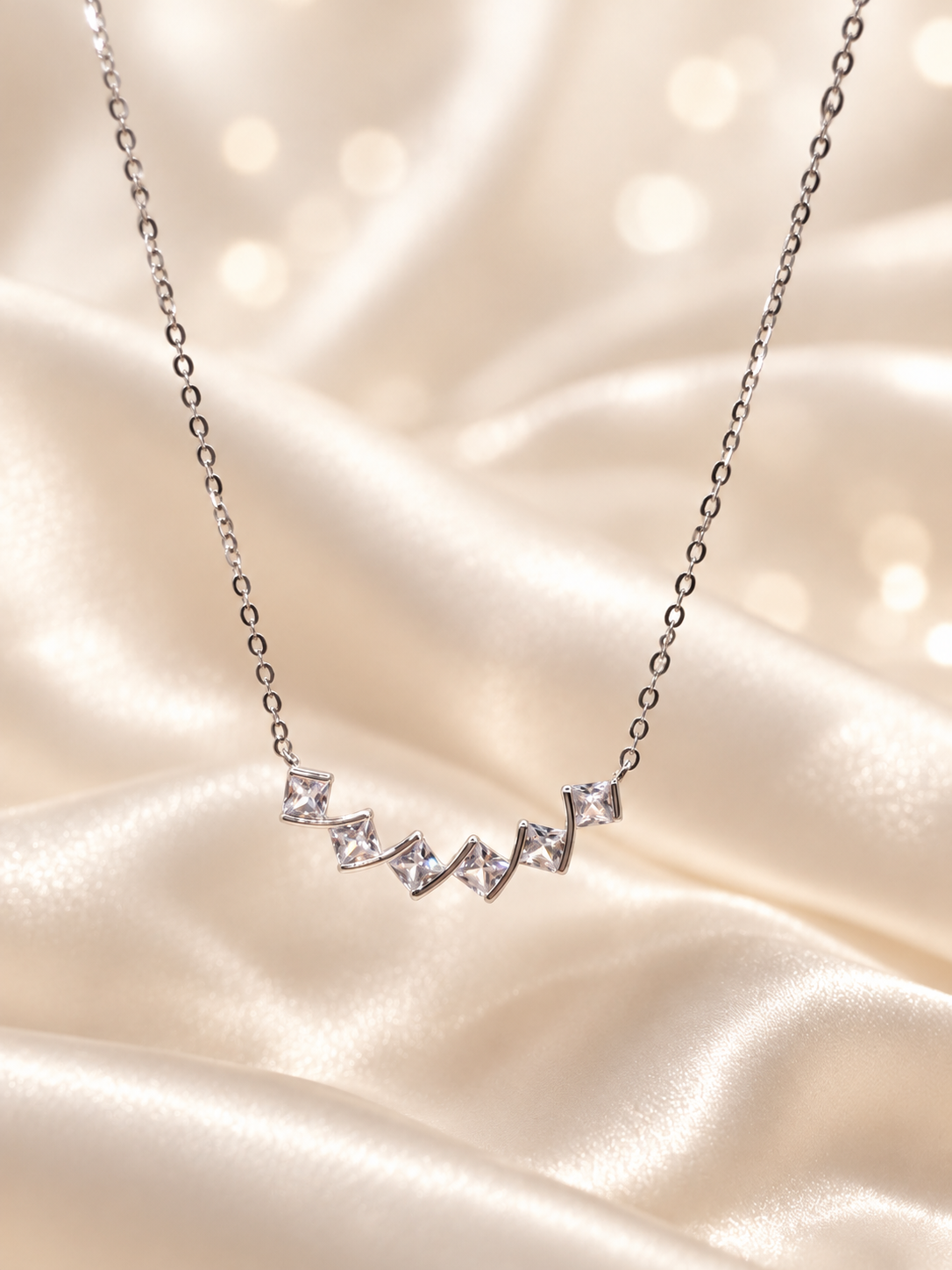 Collier Six Wishes en argent 925 avec six zircons sur satin ivoire