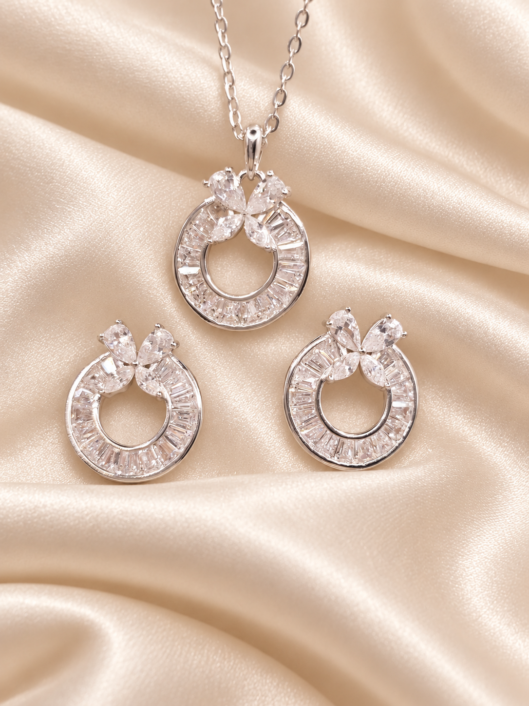 Parure Flutter finition argent, collier et boucles papillon et cercle ajouré