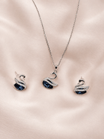 Parure Blue Swan bleu nuit, collier et boucles d’oreilles au motif cygne