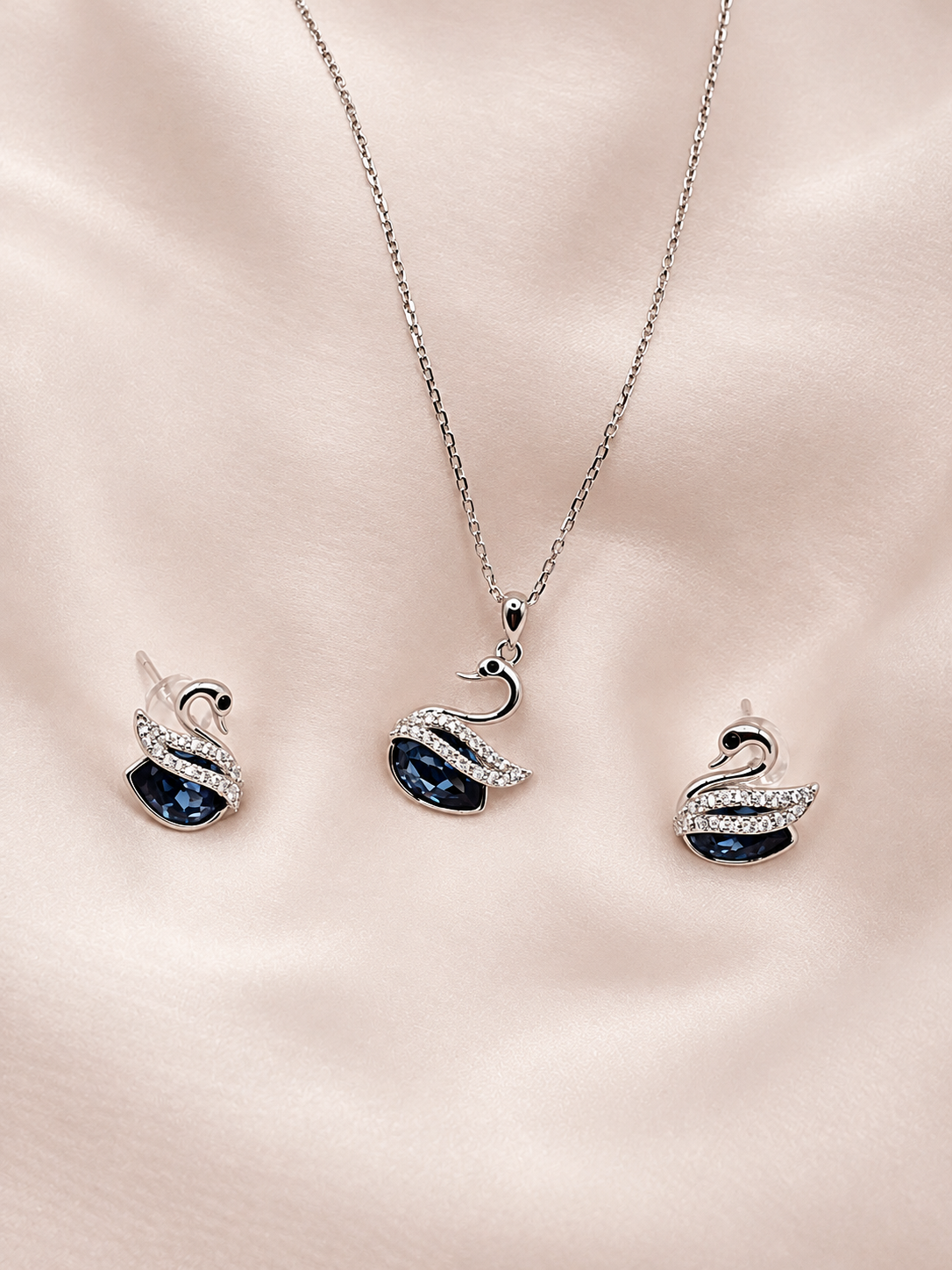 Parure Blue Swan bleu nuit, collier et boucles d’oreilles au motif cygne