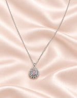 Collier Rosy Glow en argent 925 avec pendentif rose sur satin clair