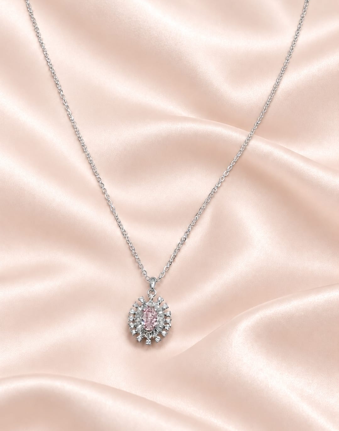 Collier Rosy Glow en argent 925 avec pendentif rose sur satin clair