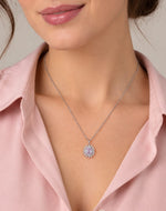 Collier Rosy Glow porté, vue d’ensemble du pendentif